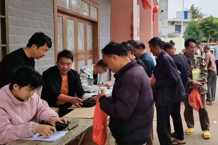 与村民讲解设备图